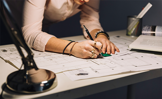 Конструкторы производства создают эскизы современной и удобной мебели